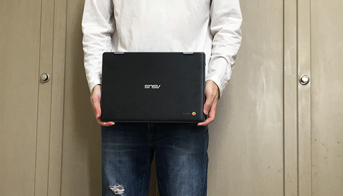 ASUS Chromebook C214MA 手で持つ