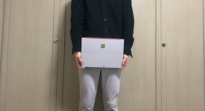 Surface Pro7 手で持つ